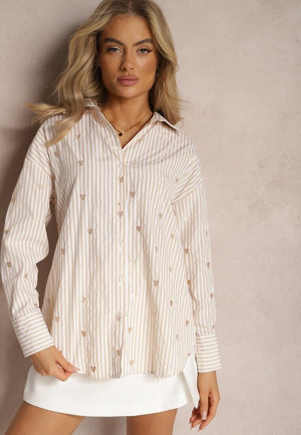 Renee - Jasnobeżowa Koszula z Bawełny w Paski z Wyhaftowanymi Serduszkami Aleriesa. Kolor: beżowy. Materiał: bawełna. Wzór: paski