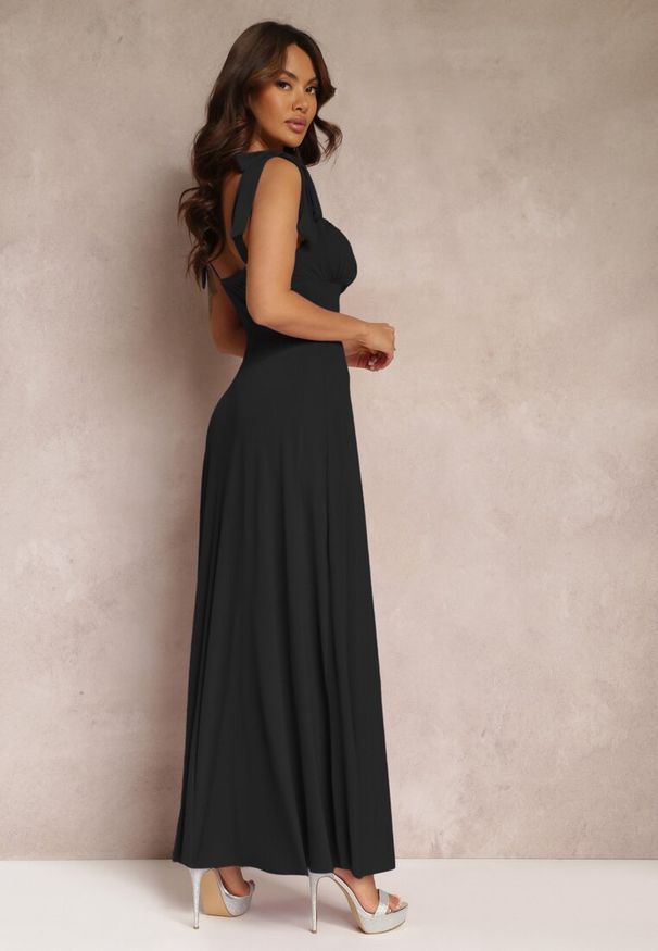 Renee - Czarna Długa Sukienka z Marszczonym Dekoltem i Wiązanymi Ramiączkami Rozvita. Kolor: czarny. Długość rękawa: na ramiączkach. Typ sukienki: rozkloszowane. Styl: wizytowy. Długość: maxi