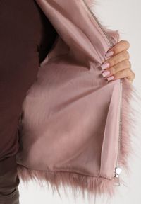 Born2be - Różowa Kurtka Futerko na Suwak z Kapturem Zetale. Okazja: na spacer. Typ kołnierza: kaptur. Kolor: różowy. Materiał: futro. Wzór: gładki #4