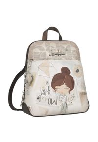 Plecak damski Anekke, z dekoracyjnym nadrukiem i metalowym logo zapinany na zamek z wygodną rączką regulowanymi szelkami oraz ozdobnym brelokiem, beż. Kolor: beżowy. Wzór: nadruk. Styl: casual, elegancki, klasyczny #1