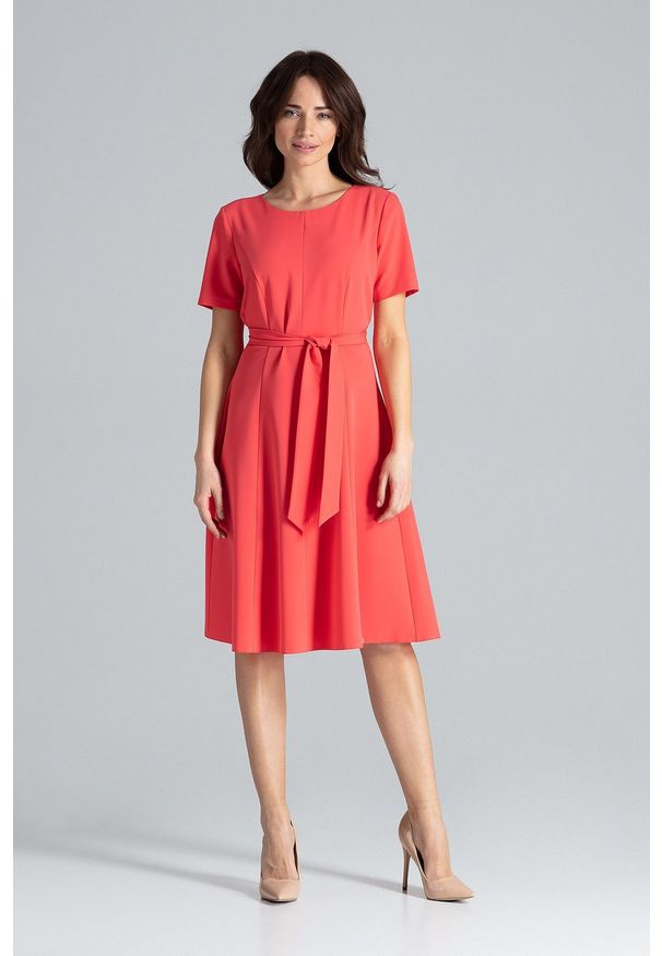 Lenitif - Trapezowa sukienka o klasycznym kroju z paskiem koralowa. Okazja: do pracy. Kolor: pomarańczowy. Wzór: gładki. Typ sukienki: trapezowe. Styl: klasyczny. Długość: midi