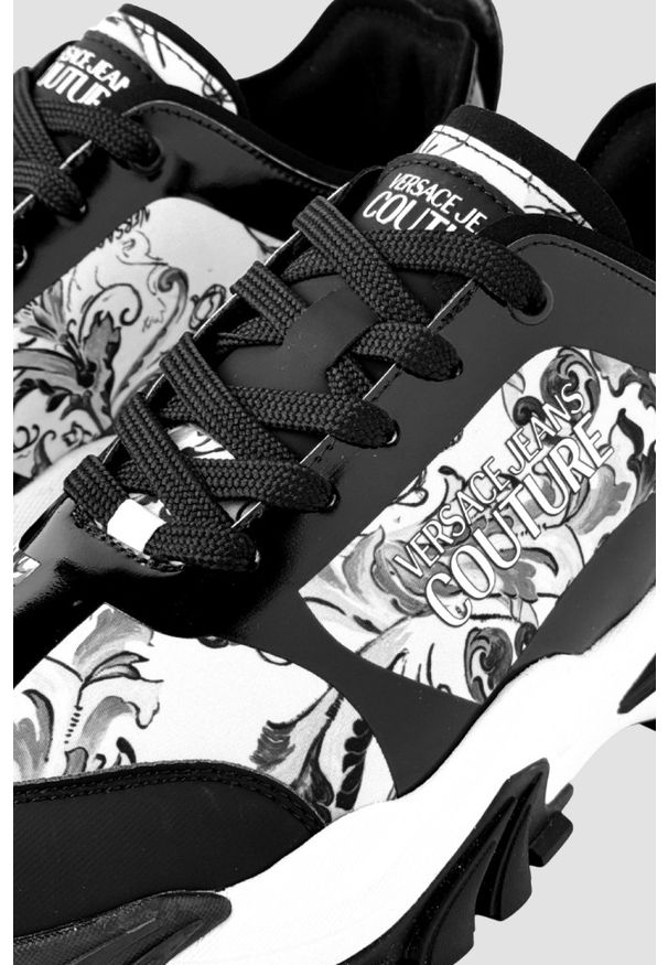 Versace Jeans Couture - VERSACE JEANS COUTURE Czarno-białe sneakersy męskie Fondo New Trail Trek Dis. 10, Rozmiar 42. Okazja: na co dzień. Kolor: biały. Materiał: materiał