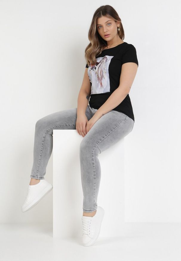 Born2be - Czarny T-shirt Nesaliria. Kolor: czarny. Materiał: bawełna, dzianina. Długość rękawa: krótki rękaw. Długość: krótkie. Wzór: aplikacja, nadruk. Styl: klasyczny