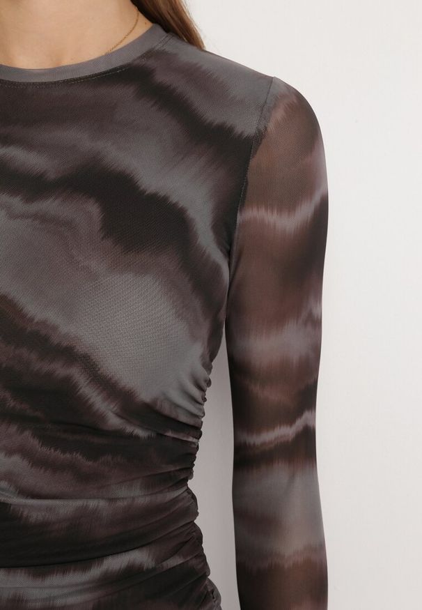 Born2be - Brązowo-Zielona Dopasowana Sukienka Maxi z Siateczki w Marmurkowy Wzór Bail. Kolor: brązowy. Długość: maxi