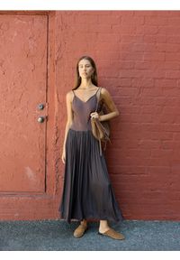 Reserved - Sukienka maxi - ciemnobrązowy. Kolor: brązowy. Materiał: tkanina. Długość: maxi #1