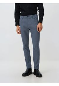 Reserved - Bawełniane spodnie slim fit - granatowy. Kolor: niebieski. Materiał: bawełna