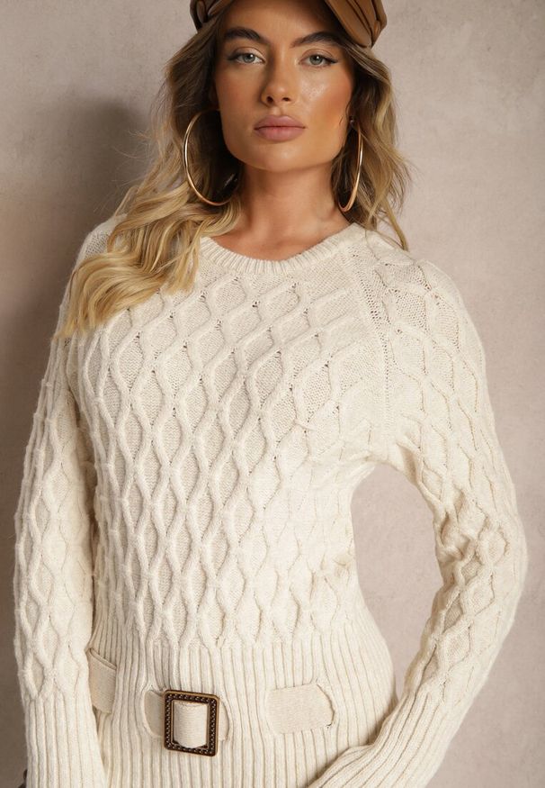 Renee - Beżowy Sweter w Delikatny Splot z Ozdobną Klamrą i Paskiem na Dole Rievea. Okazja: do pracy. Kolor: beżowy. Materiał: jeans. Długość rękawa: długi rękaw. Długość: długie. Wzór: ze splotem. Styl: elegancki