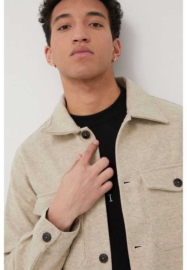 Jack & Jones koszula męska kolor szary regular z kołnierzykiem klasycznym. Typ kołnierza: kołnierzyk klasyczny. Kolor: szary. Materiał: tkanina. Długość rękawa: długi rękaw. Długość: długie. Styl: klasyczny