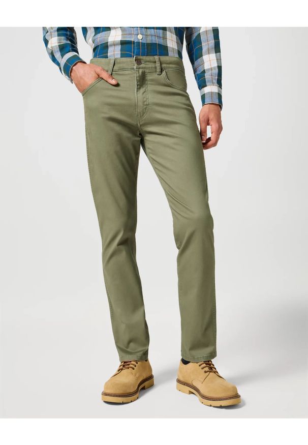 Wrangler - WRANGLER MĘSKIE SPODNIE MATERIAŁOWE LARSTON DUSTY OLIVE 112356816 W18S014024. Okazja: na co dzień. Stan: obniżony. Materiał: materiał. Styl: casual, klasyczny