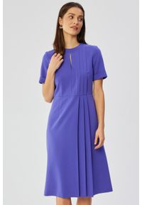 Stylove - Elegancka sukienka midi z ozdobnymi zakładkami fioletowa. Kolor: fioletowy. Styl: elegancki. Długość: midi