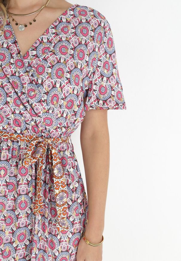 Born2be - Różowa Sukienka z Wiskozy w Etno Wzór z Gumką i Paskiem w Talii Lucassa. Kolor: różowy. Materiał: wiskoza. Styl: etno