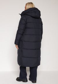 Born2be - Granatowa Długa Kurtka Pikowana z Kapturem i Bocznymi Suwakami Mevoressa. Okazja: na co dzień, na spacer. Typ kołnierza: kaptur. Kolekcja: plus size. Kolor: niebieski. Materiał: poliester, dzianina, jeans. Długość: długie. Styl: casual #5