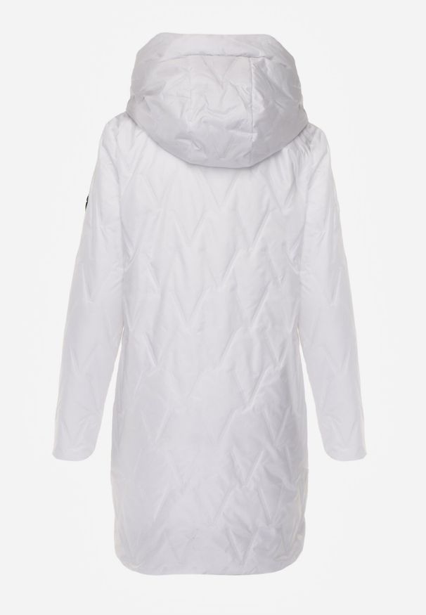 Born2be - Biała Pikowana Kurtka Przejściowa Parka z Kapturem o Długim Kroju z Ozdobą Isaline. Okazja: na co dzień. Typ kołnierza: kaptur. Kolor: biały. Materiał: poliester, dresówka. Długość: długie. Wzór: aplikacja. Styl: casual, klasyczny