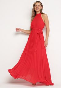 Born2be - Czerwona Plisowana Sukienka Maxi z Gumką w Pasie i Rozkloszowanym Dołem Tehe. Kolor: czerwony. Materiał: materiał, tkanina. Długość: maxi