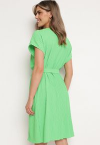 Born2be - Jasnozielona Sukienka z Krótkim Rękawem i Materiałowym Paskiem Ellata. Okazja: na co dzień, do pracy, na spotkanie biznesowe. Kolor: zielony. Materiał: materiał. Długość rękawa: krótki rękaw. Typ sukienki: proste. Styl: biznesowy, casual #4