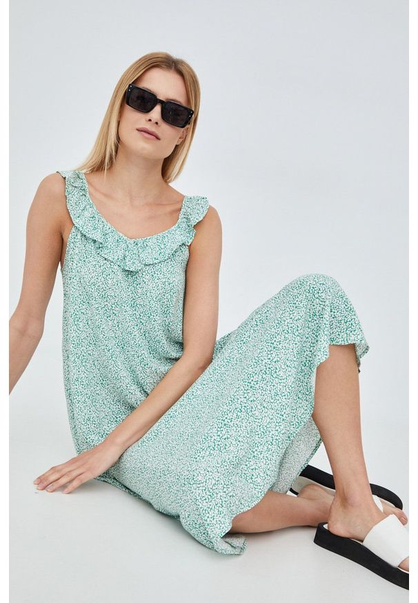 JDY sukienka kolor zielony midi rozkloszowana. Kolor: zielony. Materiał: tkanina, materiał, wiskoza. Długość rękawa: na ramiączkach. Typ sukienki: rozkloszowane. Długość: midi