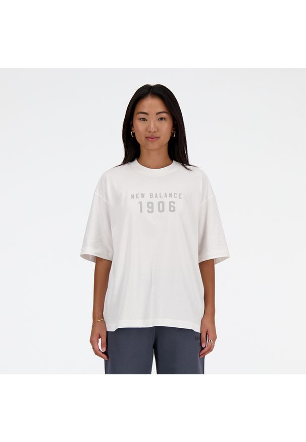 Koszulka damska New Balance WT41519WT – biała. Kolor: biały. Materiał: dresówka, bawełna. Wzór: napisy, aplikacja