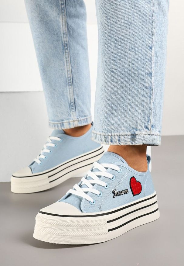 Renee - Niebieskie Trampki na Grubej Podeszwie z Aplikacją i Napisem Eheria. Okazja: na co dzień. Zapięcie: bez zapięcia. Kolor: niebieski. Materiał: jeans. Wzór: aplikacja, napisy. Styl: klasyczny, casual