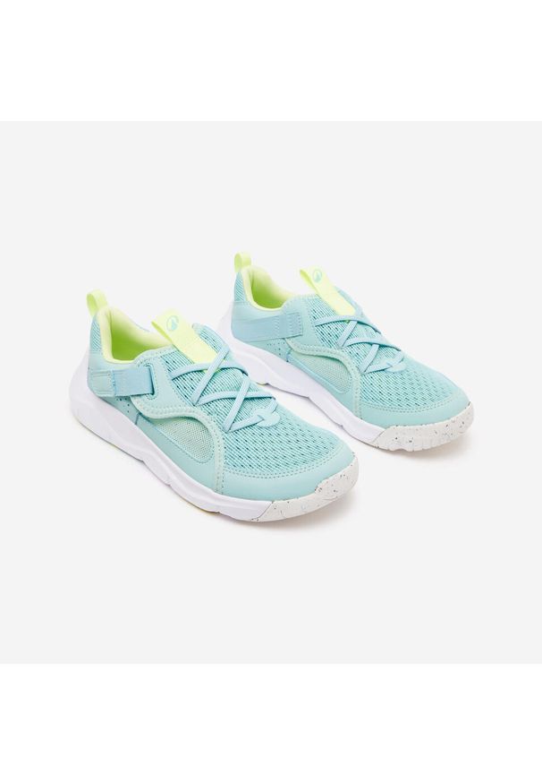Buty sportowe dla dzieci Decathlon Playful Summer. Okazja: na uczelnię. Zapięcie: rzepy. Kolor: biały, niebieski, wielokolorowy. Materiał: tkanina, kauczuk. Szerokość cholewki: normalna. Sport: turystyka piesza