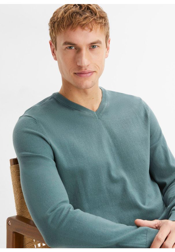bonprix - Cienki sweter z miękkiej mieszanki bawełny. Typ kołnierza: dekolt w serek. Kolor: zielony. Materiał: bawełna, dzianina. Wzór: ze splotem, gładki. Styl: klasyczny
