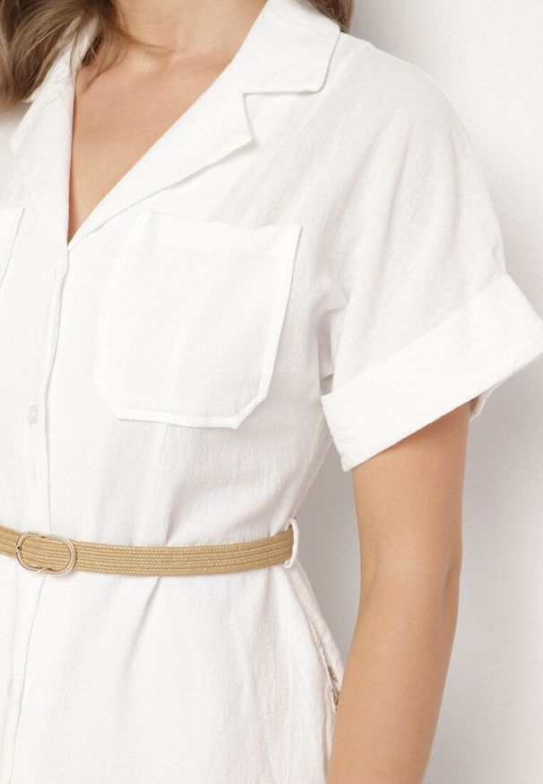 Born2be - Biała Bawełniana Sukienka Koszulowa o Rozkloszowanym Kroju z Paskiem i Haftem Nalione. Okazja: na imprezę, na co dzień. Typ kołnierza: kołnierzyk klasyczny. Kolor: biały. Materiał: bawełna. Długość rękawa: krótki rękaw. Wzór: haft. Typ sukienki: koszulowe. Styl: elegancki, casual, klasyczny