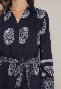 Born2be - Granatowa Koszulowa Sukienka Ozdobiona Ornamentalnym Wzorem z Wiązanym Paskiem Roriola. Okazja: na co dzień, do pracy. Kolor: niebieski. Materiał: skóra, wiskoza, tkanina. Wzór: aplikacja. Typ sukienki: koszulowe. Styl: klasyczny, casual, elegancki #3