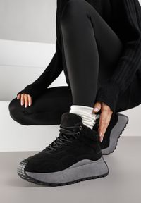 Born2be - Czarne Sneakersy Śniegowce Vices na Grubej Podeszwie Ozdobione Futerkiem i Napisem Nelinena. Okazja: na co dzień. Kolor: czarny. Materiał: futro. Wzór: aplikacja, napisy. Sport: golf