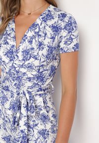 Born2be - Biało-Niebieski Kombinezon w Kwiaty z Krótkim Rękawem i Dekoltem w Serek z Długimi Nogawkami Nestaanne. Okazja: na co dzień. Kolor: biały. Materiał: jeans. Długość rękawa: krótki rękaw. Długość: krótkie. Wzór: kwiaty. Styl: wizytowy, casual, elegancki #7