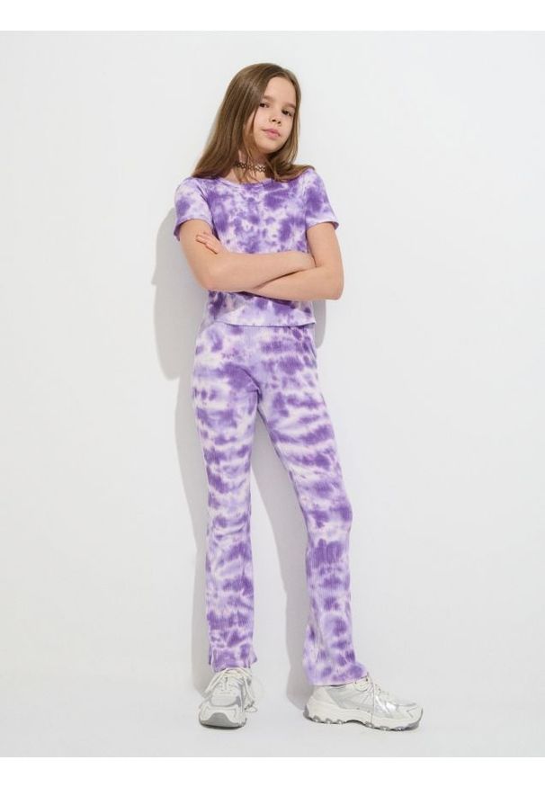 Sinsay - Legginsy flare ze wzorem tie dye - fioletowy. Kolor: fioletowy