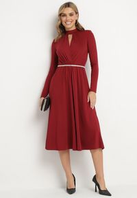 Born2be - Bordowa Rozkloszowana Sukienka z Ozdobnym Wycięciem i Usztywnioną Linią Ramion Rivfedi. Okazja: na co dzień, na imprezę. Kolor: czerwony. Długość rękawa: długi rękaw. Typ sukienki: proste. Styl: casual, elegancki #3