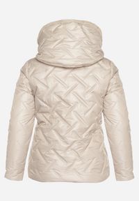 Born2be - Jasnobeżowa Pikowana Kurtka o Prostym Kroju z Kapturem Avilerie. Okazja: na co dzień. Typ kołnierza: kaptur. Kolekcja: plus size. Kolor: beżowy. Materiał: jeans. Styl: casual, elegancki #4