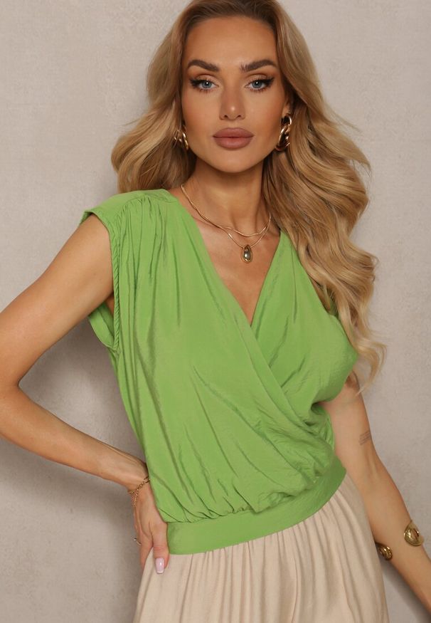 Renee - Zielony Casualowy Wiskozowy Top Zapinany na Zamek Błyskawiczny z Kopertowym Dekoltem Firoana. Okazja: na co dzień. Kolor: zielony. Materiał: wiskoza. Sezon: lato. Styl: casual