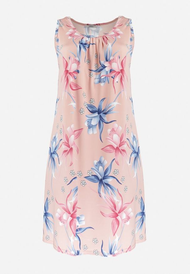 Born2be - Różowa Trapezowa Sukienka Midi z Marszczonym Dekoltem w Kwiaty Yanais. Kolor: różowy. Materiał: materiał. Długość rękawa: bez rękawów. Wzór: kwiaty. Typ sukienki: trapezowe. Długość: midi