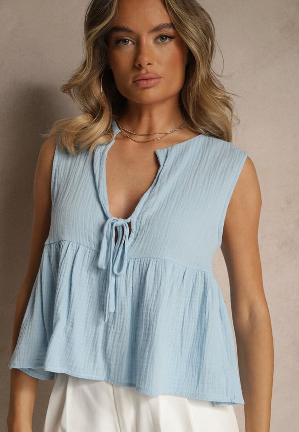 Renee - Niebieska Bluzka Top z Bawełny Wiązana z Przodu z Falbanką Comila. Kolor: niebieski. Materiał: bawełna. Sezon: lato
