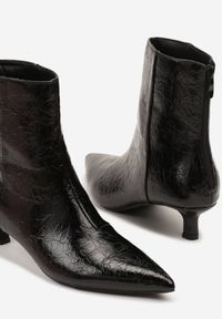 Born2be - Czarne Botki Vices na Obcasie Typu Kaczuszka z Tłoczeniem Zaimea. Okazja: na co dzień. Kolor: czarny. Obcas: na obcasie. Styl: klasyczny, casual, elegancki. Wysokość obcasa: średni #5