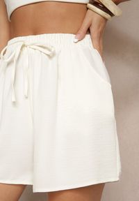 Renee - Jasnobeżowe Szorty High Waist Ozdobione Sznurkiem Lunevia. Okazja: na co dzień. Stan: podwyższony. Kolor: beżowy. Wzór: aplikacja. Styl: casual #3