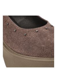 Brązowe Półbuty Karino Eleganckie Obuwie Damskie Na Obcasie. Okazja: na co dzień. Kolor: brązowy. Materiał: welur. Wzór: aplikacja. Obcas: na obcasie. Styl: elegancki. Wysokość obcasa: średni #3