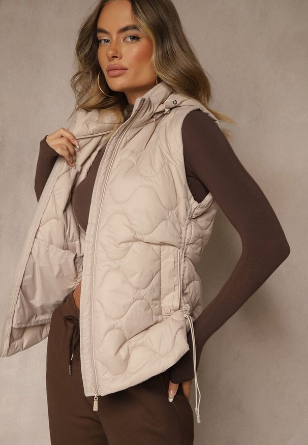 Renee - Ciemnobeżowa Kamizelka z Odpinanym Kapturem i Pikowanym Wzorem Tiozarе. Okazja: na co dzień. Kolor: beżowy. Materiał: jeans. Sezon: jesień. Styl: casual