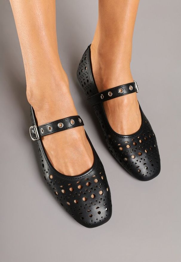 Renee - Czarne Ażurowe Balerinki z Rockowym Paskiem z Klamerką Ilionra. Zapięcie: pasek. Kolor: czarny. Materiał: jeans. Wzór: ażurowy. Obcas: na obcasie. Styl: rockowy. Wysokość obcasa: niski