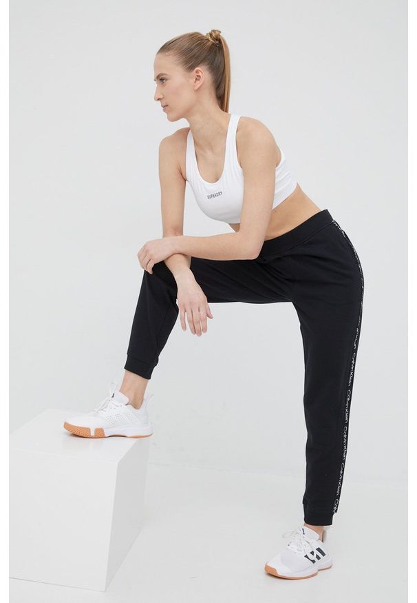 Calvin Klein Performance spodnie dresowe Active Icon damskie kolor czarny z aplikacją. Kolor: czarny. Materiał: dresówka. Wzór: aplikacja