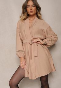 Renee - Beżowa Sukienka Kimono z Wiskozy z Kieszeniami Zdobiona Ażurowymi Wstawkami Salithia. Okazja: do domu. Typ kołnierza: dekolt w kształcie V. Kolor: beżowy. Materiał: wiskoza. Długość rękawa: na ramiączkach. Wzór: aplikacja, ażurowy. Styl: elegancki #4