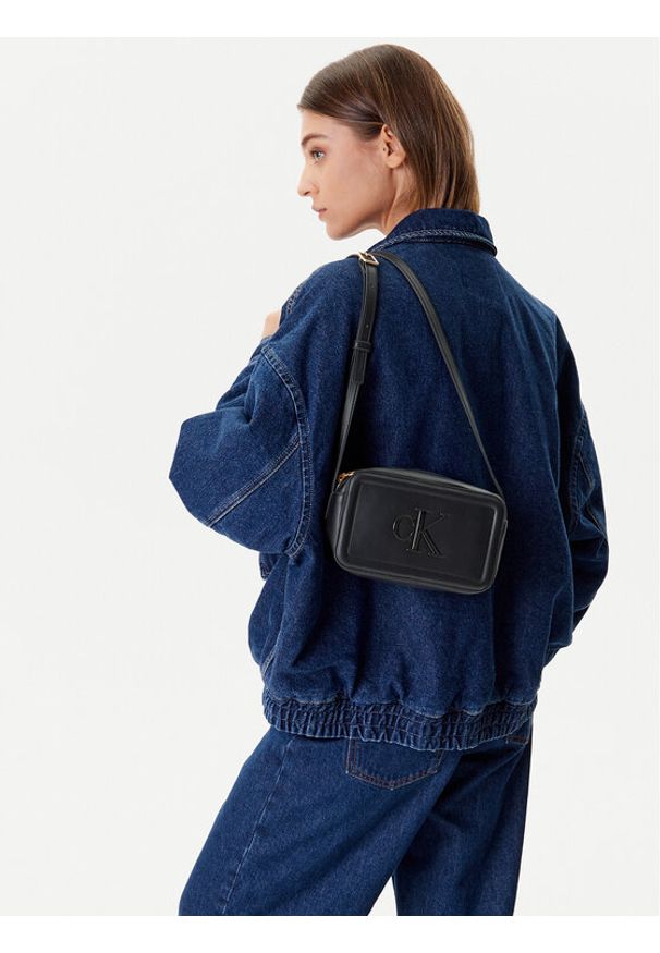 Calvin Klein Torebka Bold Ck Camera Bag LV04F3220G Czarny. Kolor: czarny. Materiał: skórzane