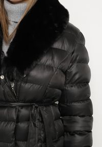 Born2be - Czarna Pikowana Kurtka z Paskiem i Futrzanym Kołnierzem Gunnitte. Typ kołnierza: bez kaptura. Kolor: czarny. Materiał: futro. Styl: elegancki #3