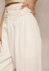 Renee - Beżowe Spodnie Garniturowe High Waist z Dwoma Paskami Ismera. Okazja: na spotkanie biznesowe. Stan: podwyższony. Kolor: beżowy. Styl: biznesowy, elegancki