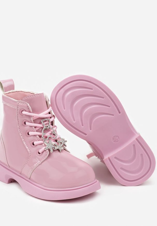 Born2be - Różowe Lakierowane Botki z Cyrkoniowymi Aplikacjami przy Sznurówkach Deriala. Okazja: na uczelnię, na co dzień, na imprezę. Zapięcie: sznurówki. Kolor: różowy. Materiał: lakier. Wzór: aplikacja. Styl: casual, elegancki, klasyczny