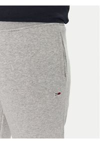 Tommy Jeans Spodnie dresowe Flag DM0DM20473 Szary Slim Fit. Kolor: szary. Materiał: bawełna #3