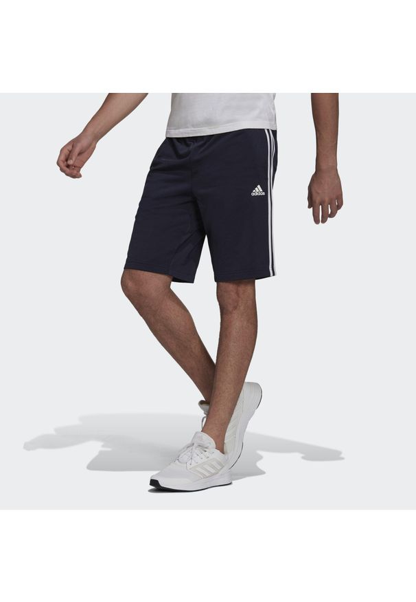 Adidas - Spodenki rozgrzewające z 3 paskami adidas Essentials. Kolor: biały, wielokolorowy, niebieski