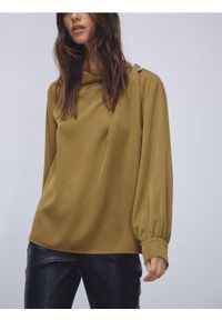 Reserved - Bluzka z ozdobnym detalem - oliwkowy. Kolor: oliwkowy. Materiał: tkanina #1