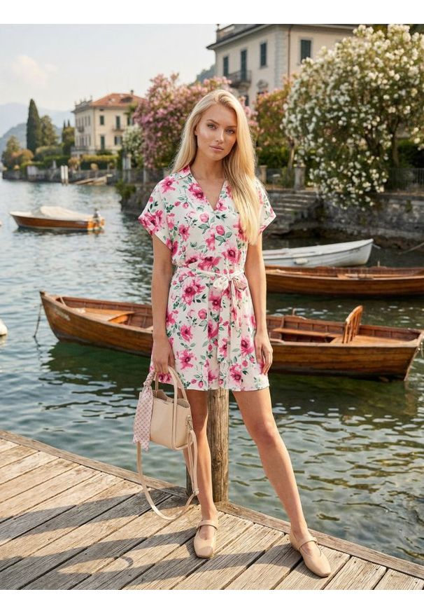 Sinsay - Wiskozowa sukienka mini w kwiatowy wzór - wielobarwny. Materiał: wiskoza. Wzór: kwiaty. Długość: mini