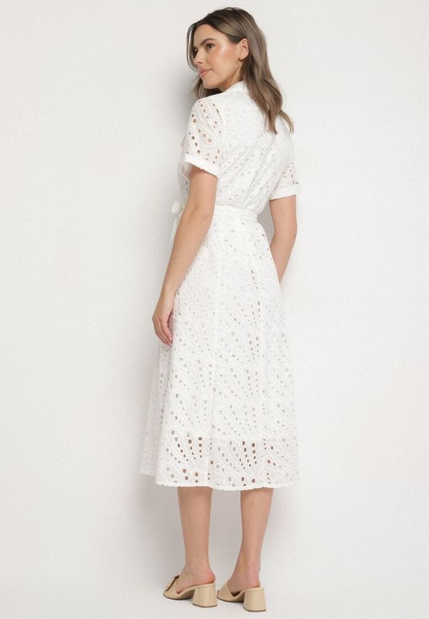 Born2be - Biała Koszulowa Sukienka Haftowana z Paskiem Rinessa. Okazja: na co dzień, na imprezę, na spacer. Kolor: biały. Długość rękawa: na ramiączkach. Wzór: haft. Typ sukienki: koszulowe. Styl: casual, sportowy, klasyczny. Długość: midi